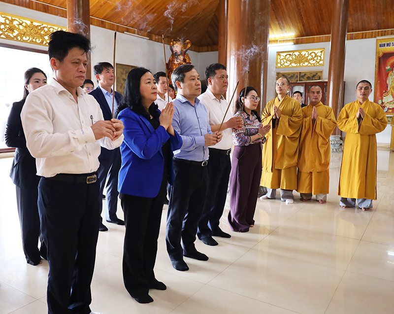 Đồng chí Trưởng ban Dân vận Trung ương Bùi Thị Minh Hoài và các đồng chí lãnh đạo tỉnh trồng cây lưu niệm tại chùa Đại Giác