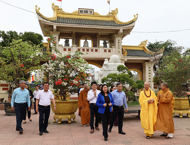 Đồng chí Trưởng ban Dân vận Trung ương Bùi Thị Minh Hoài và đoàn công tác vãn cảnh chùa Đại Giác.