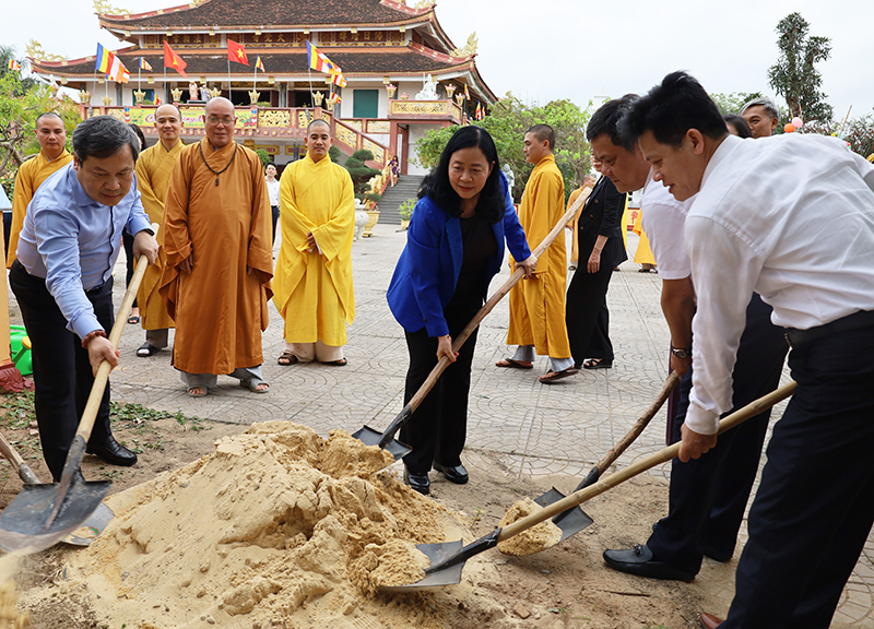 Đồng chí Trưởng ban Dân vận Trung ương Bùi Thị Minh Hoài và các đồng chí lãnh đạo tỉnh trồng cây lưu niệm tại chùa Đại Giác.