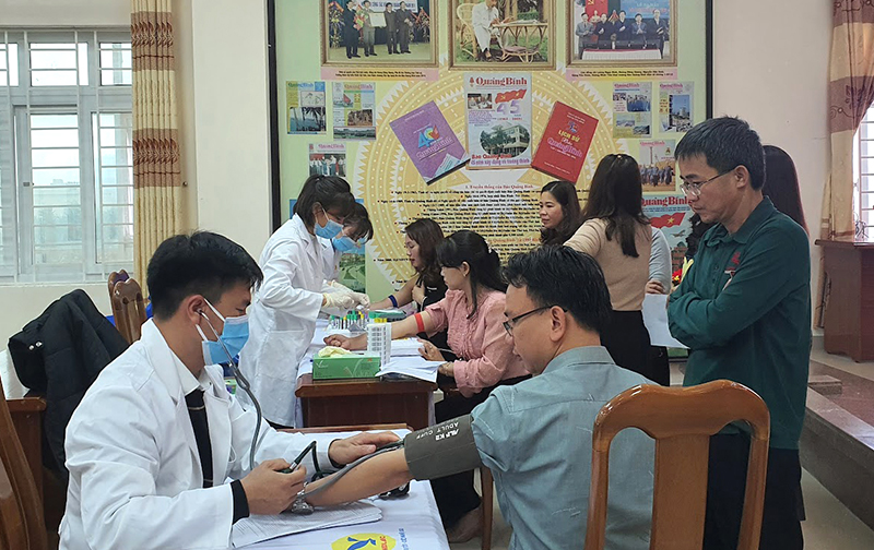 Y bác sĩ MEDLATEC Quảng Bình lấy mẫu tầm soát bệnh cho các đơn vị, địa phương trên địa bàn.