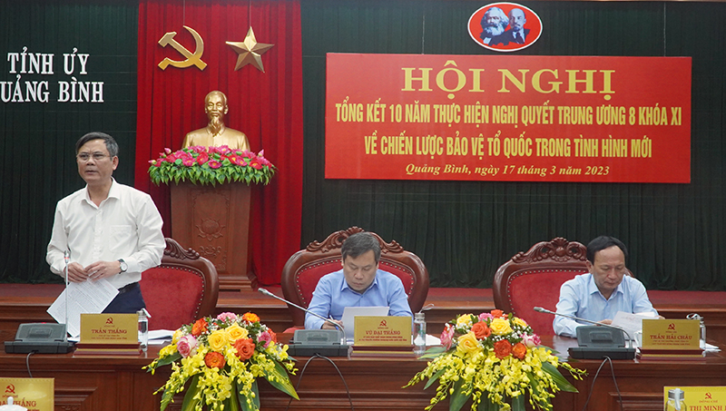Đồng chí Chủ tịch UBND tỉnh Trần Thắng điều hành phiên thảo luận