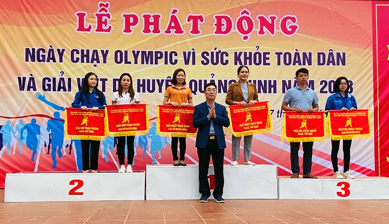 Lãnh đạo huyện Quảng Ninh trao giải cho các đội có thành tích xuất sắc tại giải Việt dã huyện Quảng Ninh năm 2023.