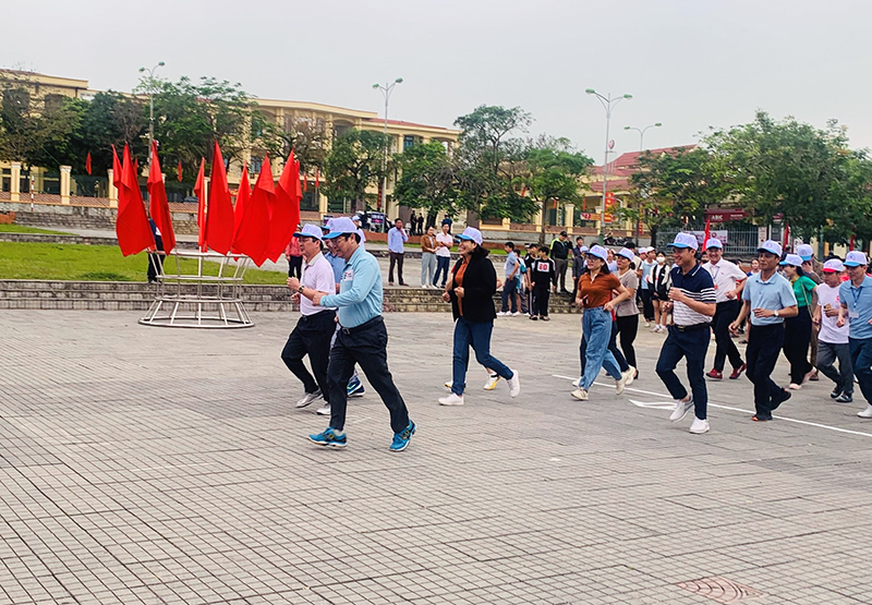 Lãnh đạo huyện Quảng Ninh cùng đông đảo cán bộ, công chức, viên chức, người dân trên địa bàn huyện đã tham gia chạy với cự ly 1.500m. 