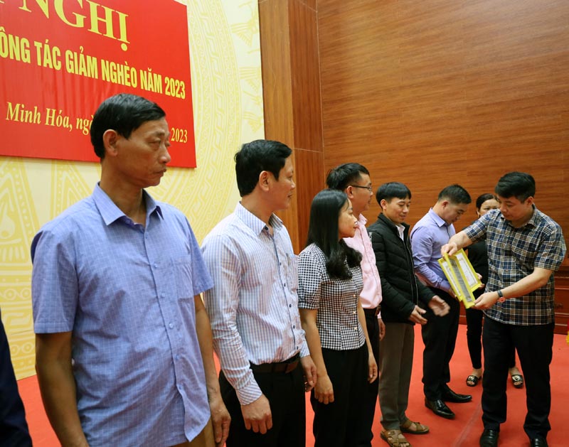 Chủ tịch UBND huyện Minh Hóa tặng giấy khen cho các tập thể có nhiều thành tích xuất sắc trong công tác giảm nghèo năm 2022.
