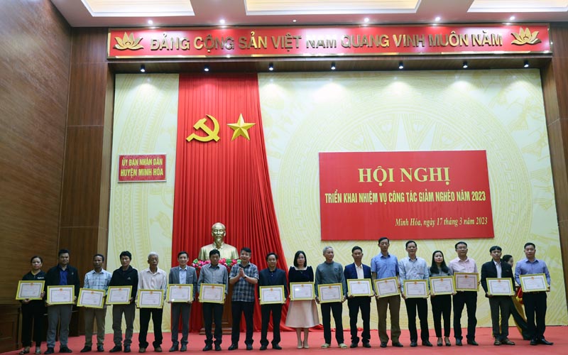 Chủ tịch UBND huyện Minh Hóa tặng giấy khen cho các tập thể có nhiều thành tích xuất sắc trong công tác giảm nghèo năm 2022.