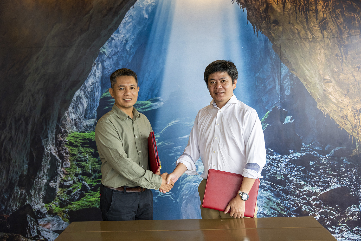 Tiến sỹ Nguyễn Ngọc Huy (bên phải) và đại diện Công ty Oxalis ký kết chương trình hợp tác phát triển sản phẩm du lịch thích ứng thời tiết. 