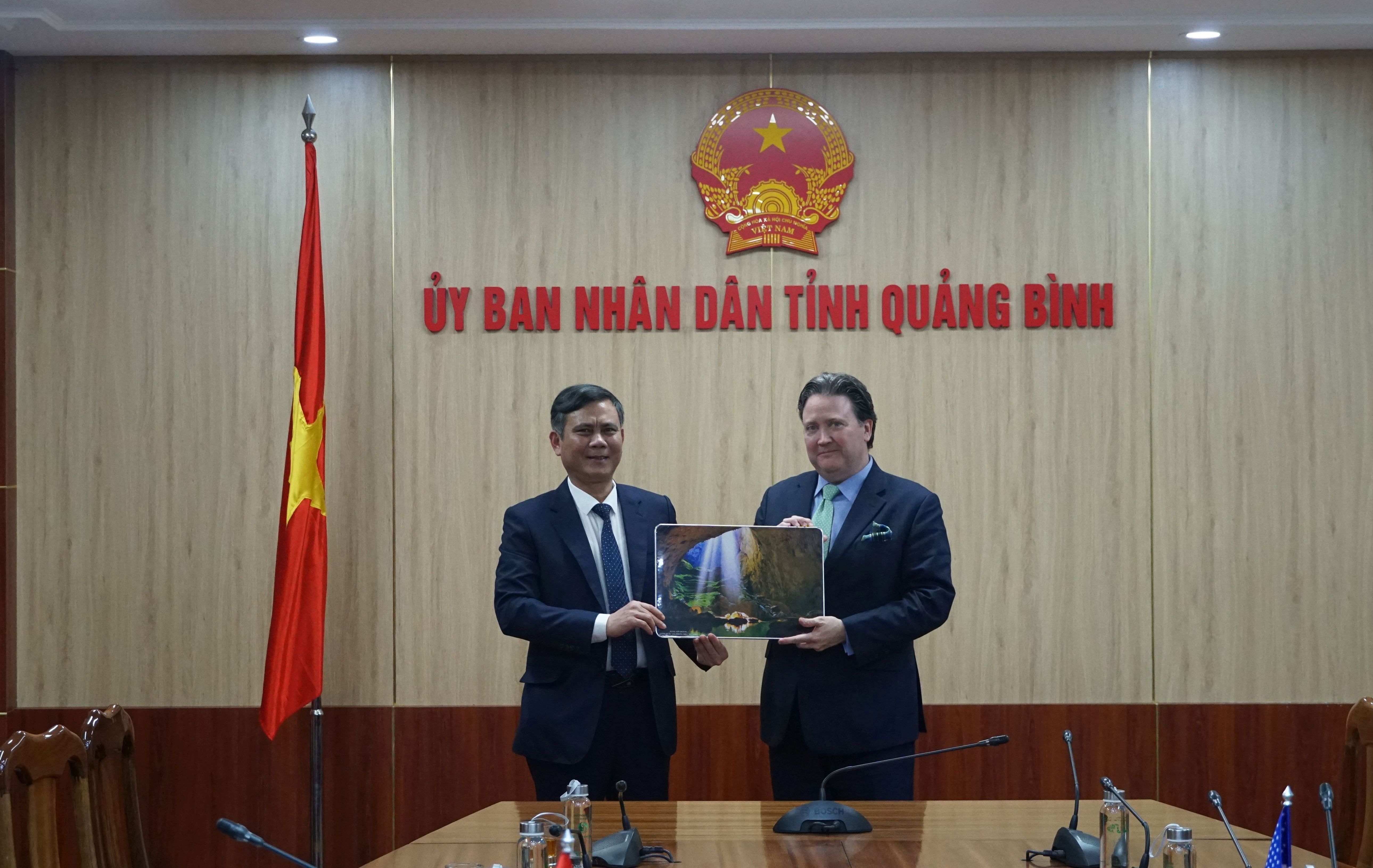 Đồng chí Chủ tịch UBND tỉnh Trần Thắng tặng ngài Đại sứ Marc E. Knapper bức tranh hang Sơn Đoòng.
