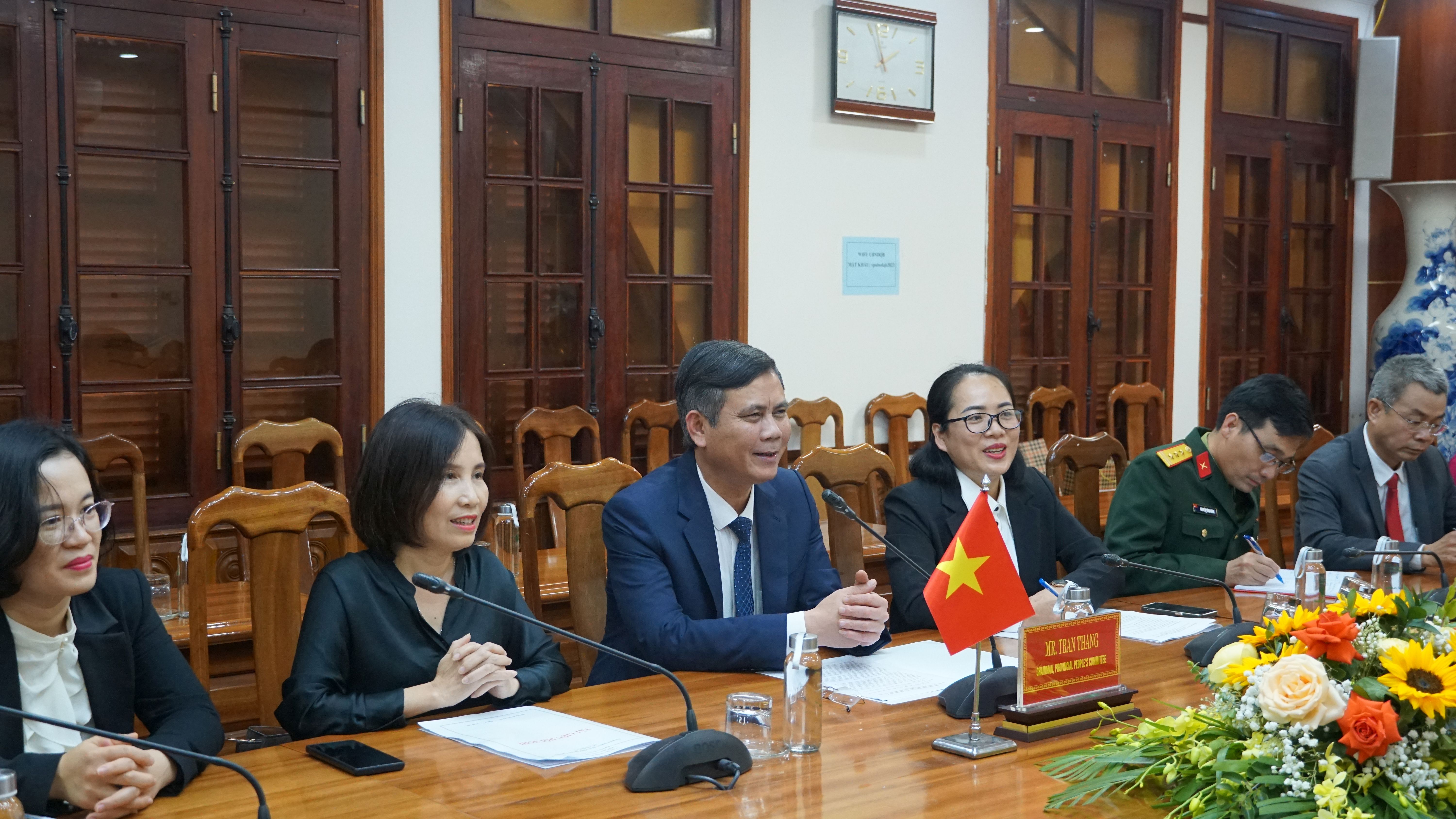 Đồng chí Chủ tịch UBND tỉnh Trần Thắng và các đại biểu tiếp và làm việc với Đoàn Đại sứ quán Hoa kỳ tại Việt Nam.