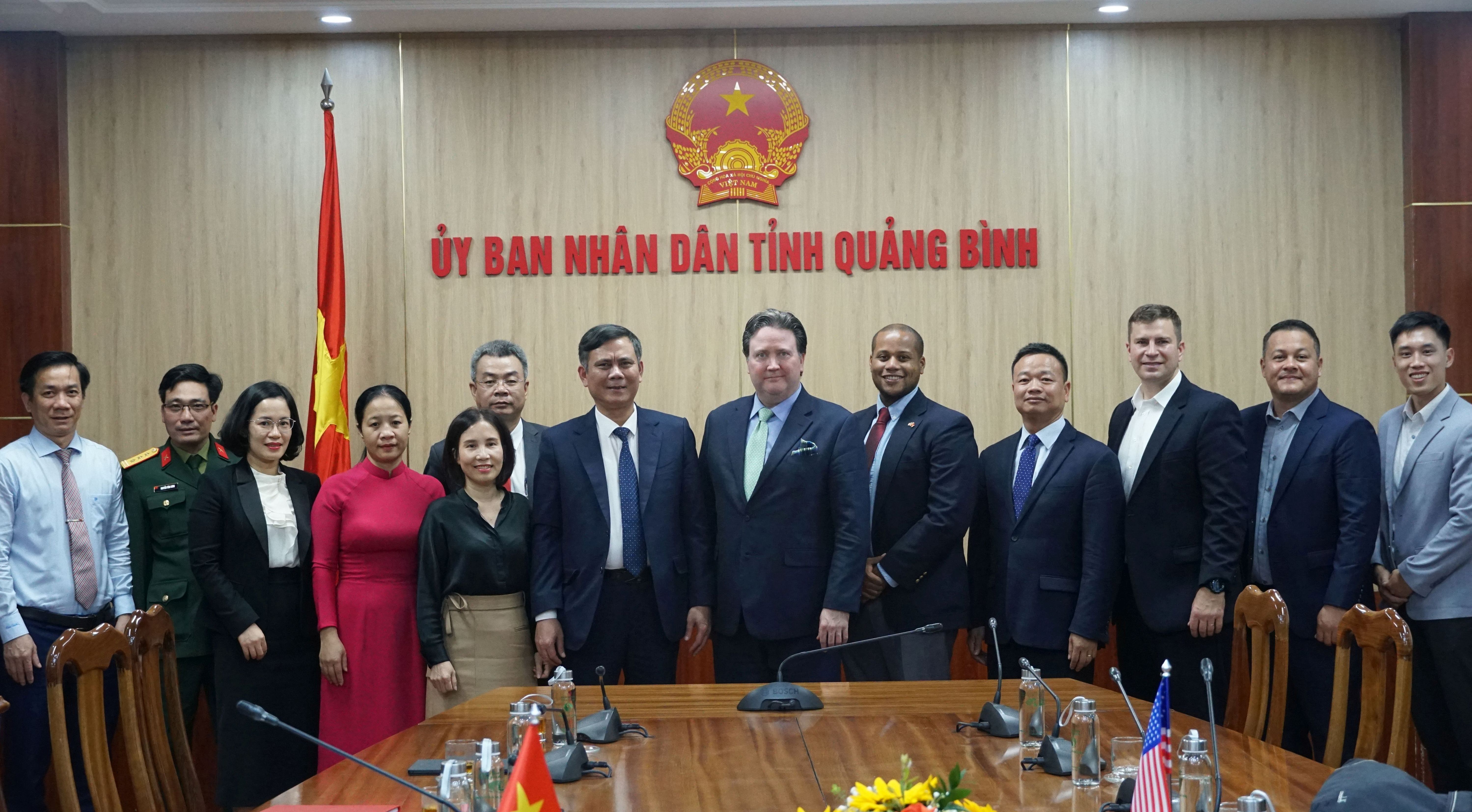 Đoàn công tác của Đại sứ quán Hoa Kỳ tại Việt Nam chụp ảnh lưu niệm với đồng chí Chủ tịch UBND tỉnh Trần Thắng và các đại biểu.