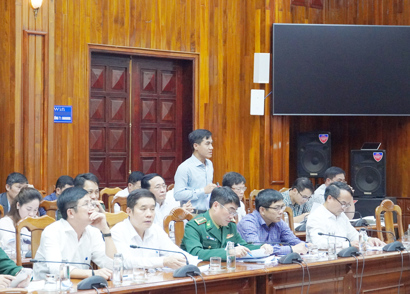 Đại diện lãnh đạo UBND huyện Quảng Ninh tham gia ý kiến tại hội nghị.