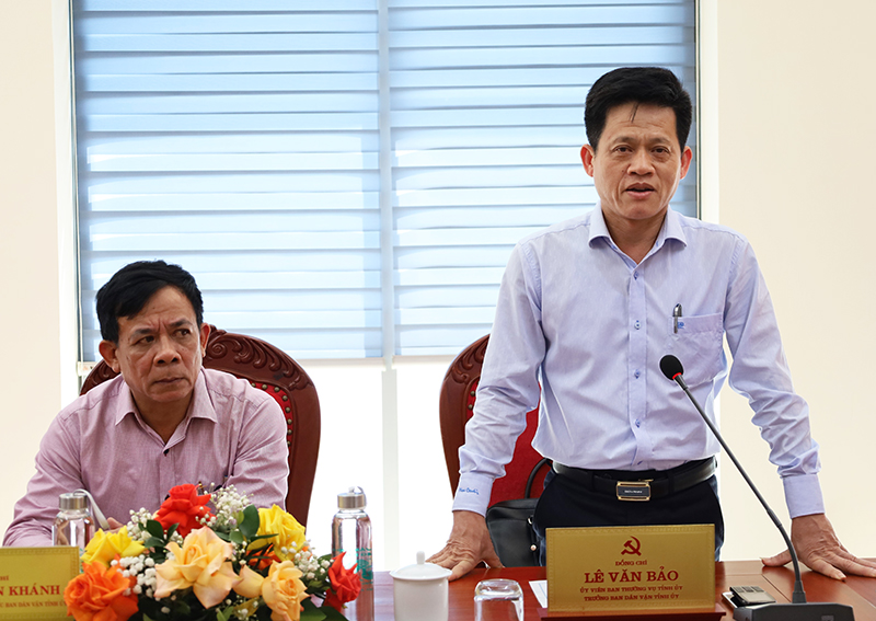 Đồng chí Trưởng ban Dân vận Tỉnh ủy Lê Văn Bảo báo cáo những điểm nổi bật của công tác dân vận tỉnh Quảng Bình từ đầu nhiệm kỳ đến nay.