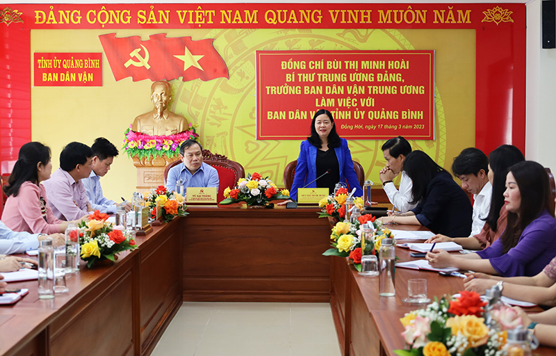  Đồng chí Trưởng ban Dân vận Trung ương Bùi Thị Minh Hoài phát biểu tại buổi làm việc với Ban Dân vận Tỉnh ủy.