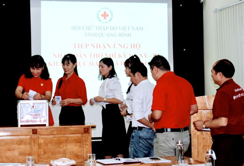 Cán bộ Hội CTĐ tỉnh quyên góp ủng hộ nhân dân Thổ Nhĩ Kỳ và Xy-ri khắc phục thảm họa động đất.