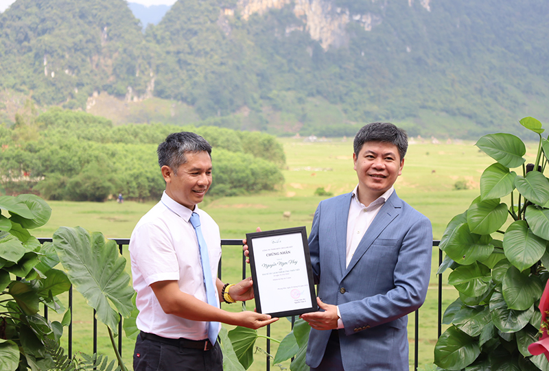 Đại diện Công ty Oxalis trao quyết định bổ nhiệm đại sứ du lịch thích ứng thời tiết cho tiến sỹ Nguyễn Ngọc Huy. 