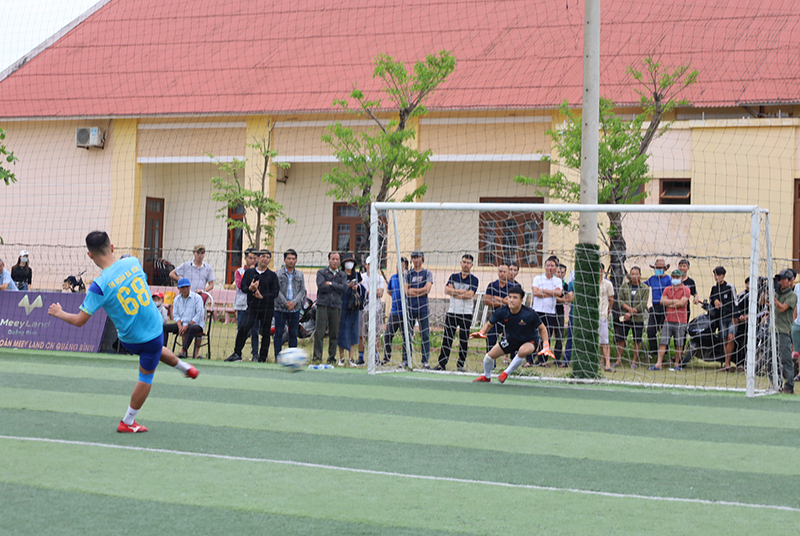 Đội bóng Thị đoàn Ba Đồn và Huyện đoàn Quảng Trạch tranh tài ở hiệp đá luân lưu trong trận chung kết. 