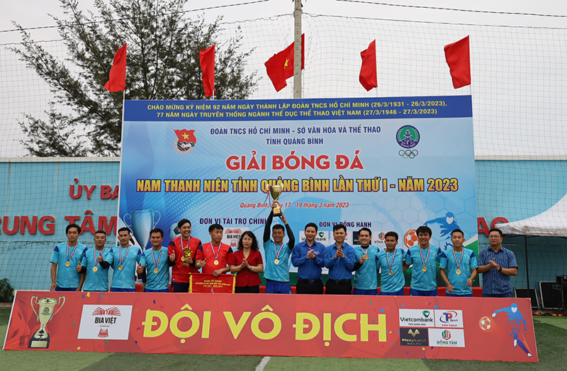 Đội bóng Thị đoàn Ba Đồn giành cup vô địch. 