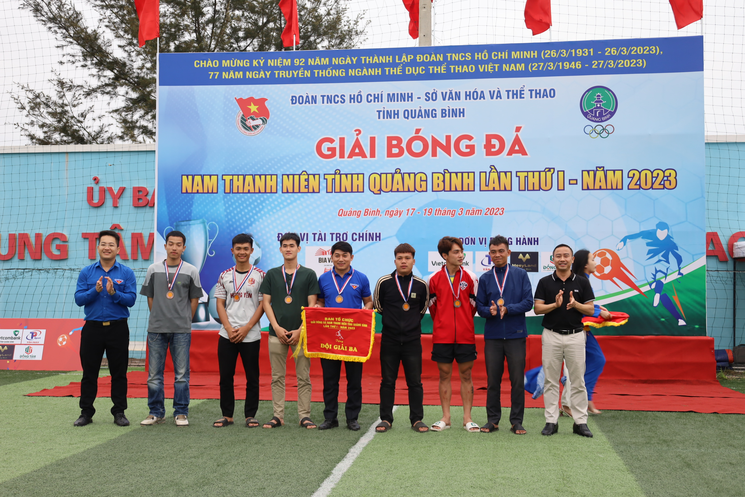 Ban tổ chức trao giải ba cho đội bóng Huyện đoàn Tuyên Hóa…