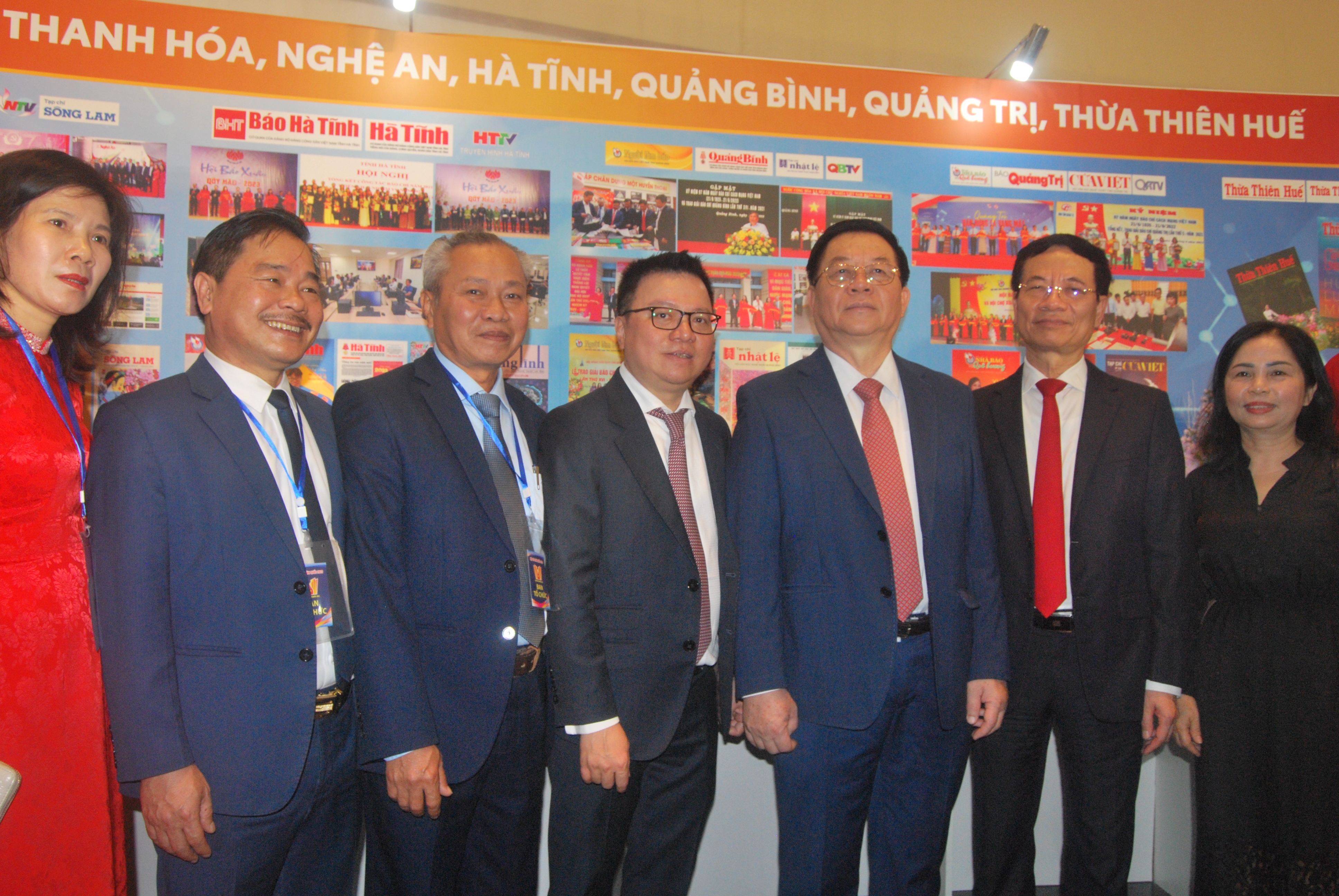 Các vị đại biểu chụp ảnh lưu niệm tại Gian trưng bày ấn phẩm báo chí các tỉnh Bắc Trung bộ, tại Hội Báo toàn Quốc năm 2023.