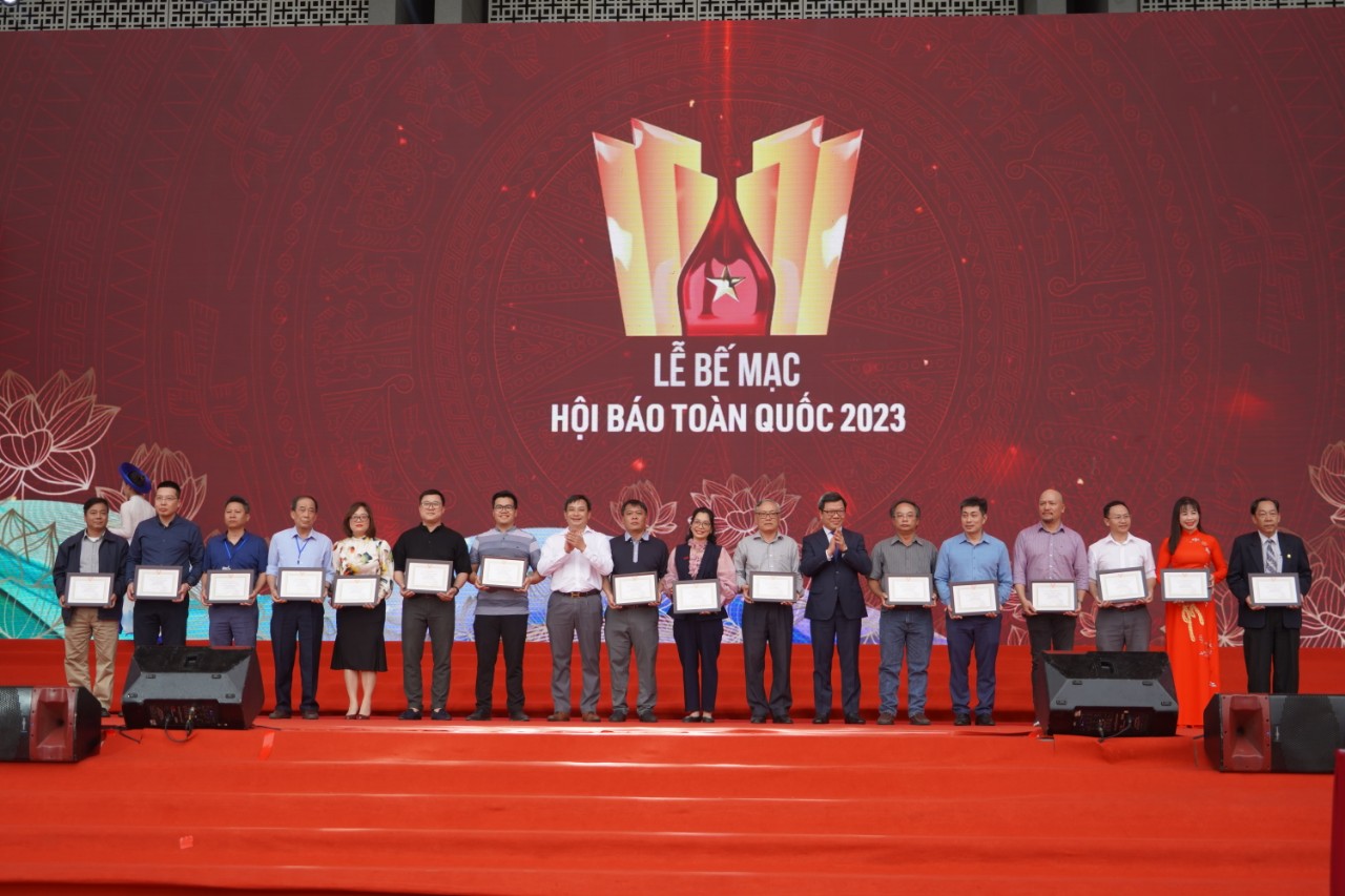 Đại diện Hội Nhà báo tỉnh Quảng Bình nhận giải Khuyến khích Giải Bìa báo Tết ấn tượng.