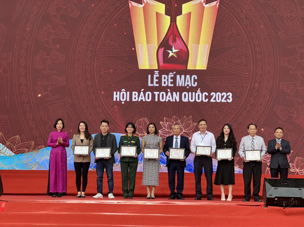 Tổng Giám đốc TTXVN Vũ Việt Trang và Phó Tổng biên tập báo Nhân dân Đinh Như Hoan trao giải C loại hình phát thanh, truyền hình, giao diện điện tử ấn tượng.