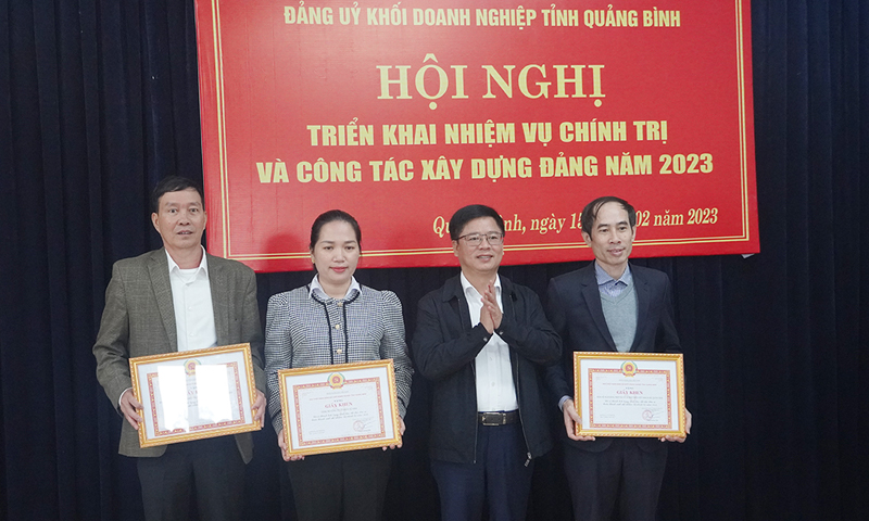 Đại diện lãnh đạo Đảng ủy Khối DN tỉnh tặng giấy khen cho các tổ chức cơ sở Đảng có thành tích trong năm 2022.