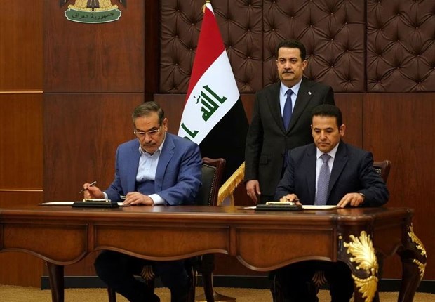 Thủ tướng Iraq Mohammed Shia al-Sudani chứng kiến Cố vấn An ninh Quốc gia Iraq Qasim al-Araji và Thư ký Hội đồng An ninh Quốc gia Tối cao Iran Ali Shamkhani ký thỏa thuận an ninh. (Nguồn: Reuters)