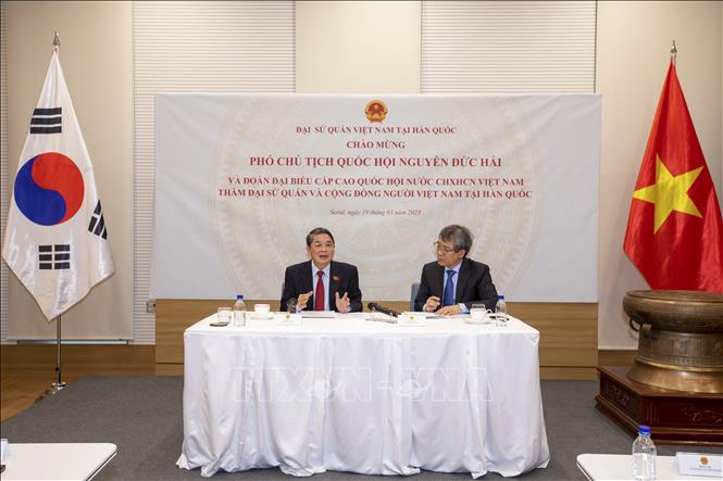 Phó Chủ tịch Quốc hội Nguyễn Đức Hải (trái) nói chuyện thân mật với cán bộ, nhân viên Đại sứ quán và đại diện Cộng đồng người Việt Nam tại Hàn Quốc. Ảnh: Anh Nguyên/PV TTXVN tại Hàn Quốc