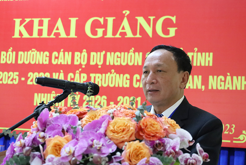 Đồng chí Phó Bí thư Thường trực Tỉnh ủy Trần Hải Châu phát biểu tại lễ khai giảng lớp bồi dưỡng.