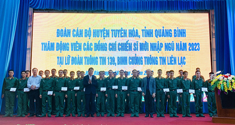 Lãnh đạo huyện Tuyên Hóa tặng quà cho các chiến sỹ mới nhập ngũ của địa phương đang được huấn luyện tại Lữ đoàn Thông tin 139, Binh chủng Thông tin liên lạc