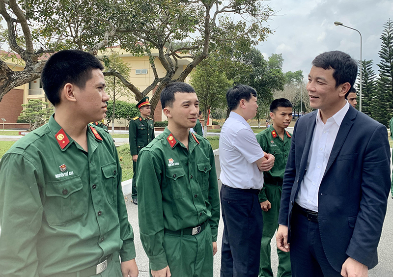 Đồng chí Bí thư Huyện ủy Tuyên Hóa Nguyễn Hoài Nam thăm hỏi, động viên các chiến sỹ mới quê Tuyên Hóa nhập ngũ năm 2023