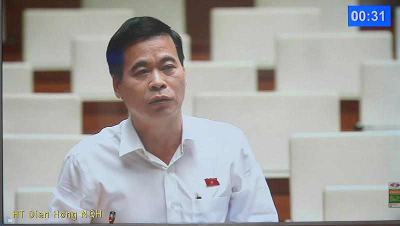 Đại biểu Nguyễn Mạnh Cường chất vấn Viện trưởng Viện KSND tối cao Lê Minh Trí tại điểm cầu Hà Nội.