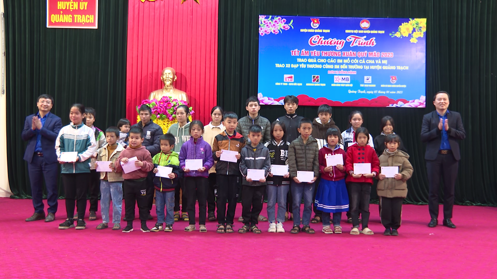 Huyện đoàn Quảng Trạch tổ chức chương trình Tết ấm yêu thương xuân Quý Mão năm 2023, trao quà cho các em mồ côi cả cha và mẹ trên địa bàn.