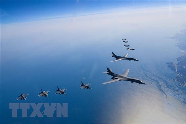 Máy bay ném bom chiến lược B-1B (phải) của Mỹ cùng chiến đấu cơ tàng hình F-35A (phải, trên) của Hàn Quốc và máy bay chiến đấu F-16 (dưới) của Mỹ tham gia cuộc tập trận chung trên bầu trời Bán đảo Triều Tiên ngày 19/3/2023. (Ảnh: AFP/TTXVN)