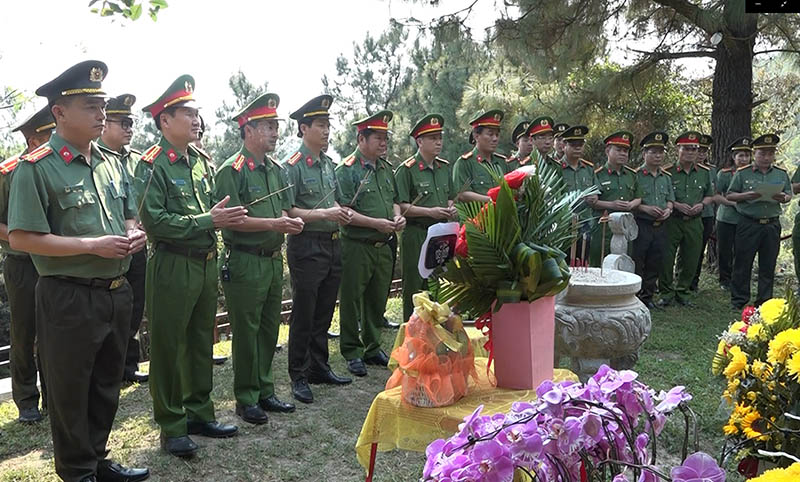 Các đơn vị trong Khối thi đua dâng hương, đặt vòng hoa viếng Đại tướng Võ Nguyên Giáp tại Vũng Chùa, Đảo Yến.