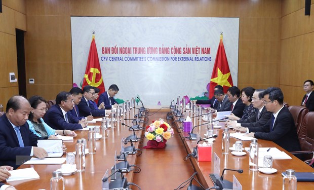 Trưởng Ban Đối ngoại Trung ương Lê Hoài Trung làm việc với Phó Thủ tướng, Bộ trưởng Ngoại giao và Hợp tác quốc tế Campuchia. (Ảnh: Phương Hoa/TTXVN)