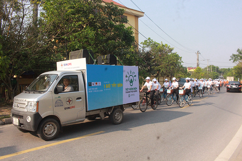 Cán bộ, đoàn viên thanh niên PC Quảng Bình diễu hành bằng xe đạp để truyền tải thông điệp “Giờ trái đất” năm 2023