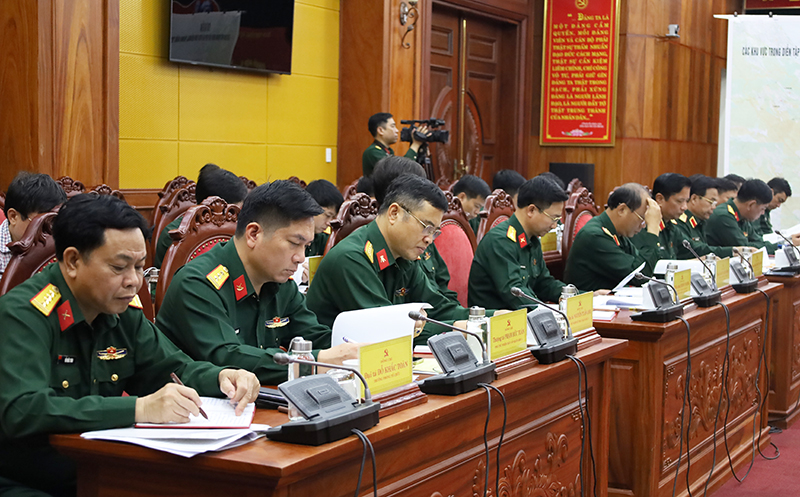 Các đồng chí trong Ban Thường vụ Đảng ủy Quân khu 4 tham dự hội nghị.