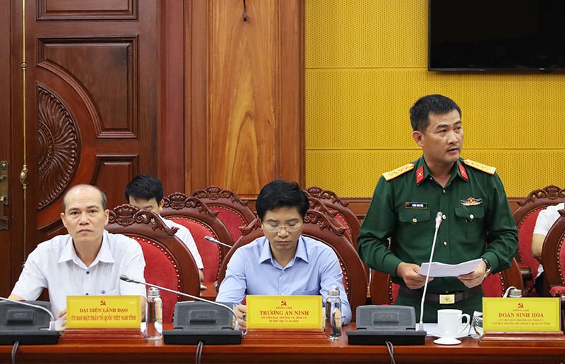 Đồng chí Đại tá Đoàn Sinh Hòa báo cáo kết quả thực hiện nhiệm vụ quân sự, quốc phòng của tỉnh.
