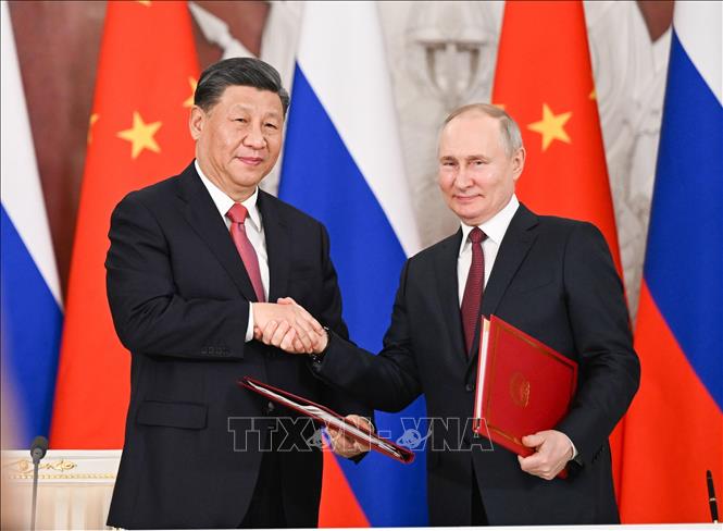 Tổng thống Nga Vladimir Putin (phải) và Chủ tịch Trung Quốc Tập Cận Bình tại lễ ký tuyên bố chung về tăng cường quan hệ đối tác hai nước ngày 21/3/2023. Ảnh: THX/TTXVN