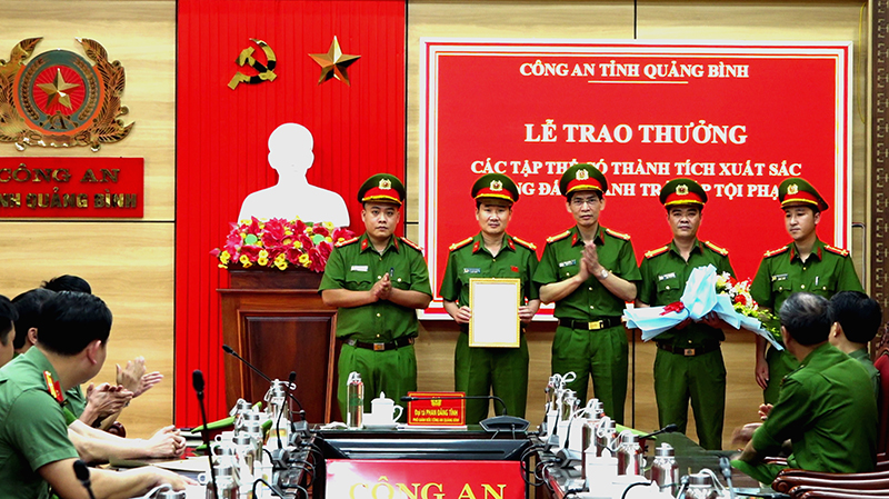 Đồng chí đại tá Phan Đăng Tĩnh, Phó giám đốc Công an tỉnh, thừa ủy quyền của Bộ trưởng Bộ Công an trao thưởng đối với Công an thành phố Đồng Hới.