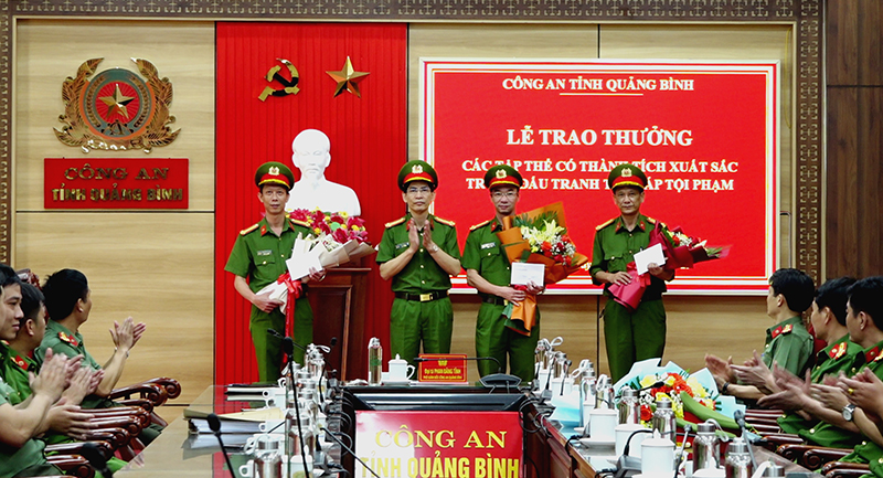 Lãnh đạo Công an tỉnh trao thưởng đối với Phòng PC04, Công an huyện Lệ Thủy và Công an huyện Minh Hóa, vì đã có thành tích xuất sắc trong đấu tranh, phòng chống tội phạm.