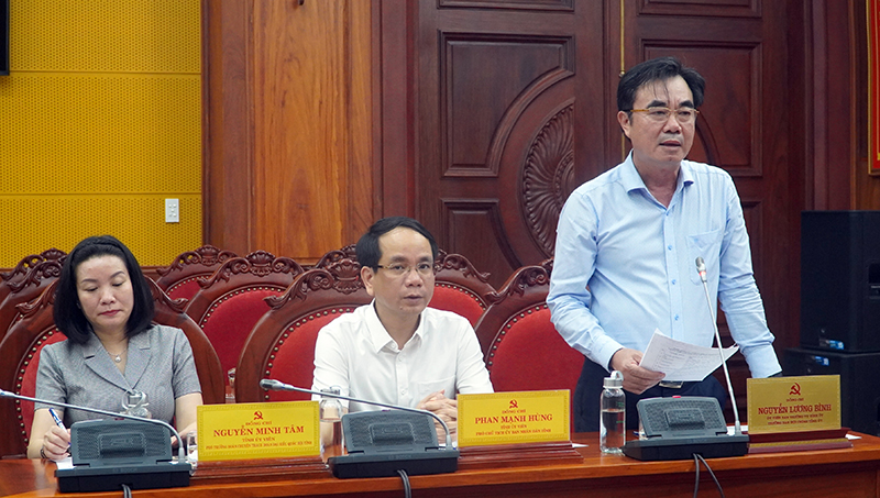 Đồng chí Trưởng ban Nội chính Tỉnh ủy Nguyễn Lương Bình thảo luận tại hội nghị