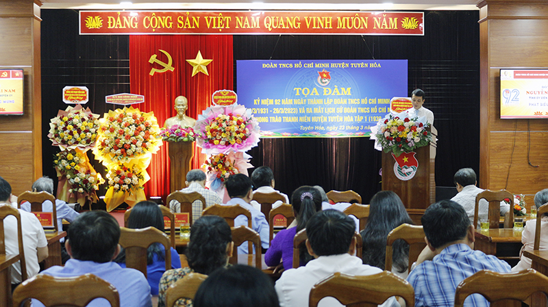 Lãnh đạo huyện Tuyên Hóa phát biểu tại buổi lễ.