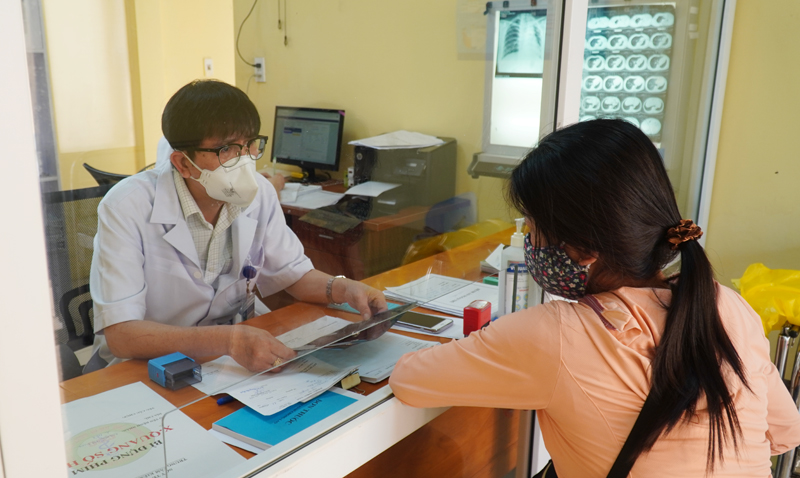 Bác sĩ CDC Quảng Bình khám, tư vấn điều trị về bệnh lao cho bệnh nhân.