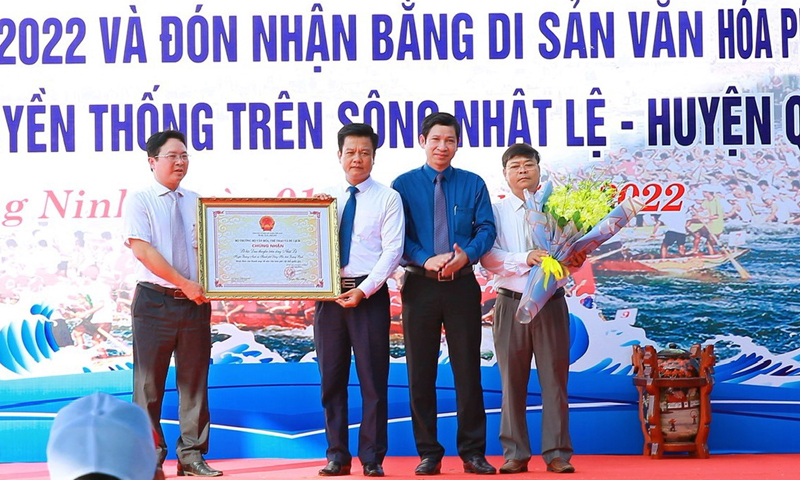 Huyện Quảng Ninh đón nhận bằng công nhận lễ hội đua thuyền truyền thống trên sông Nhật Lệ-huyện Quảng Ninh là Di sản văn hóa phi vật thể quốc gia.