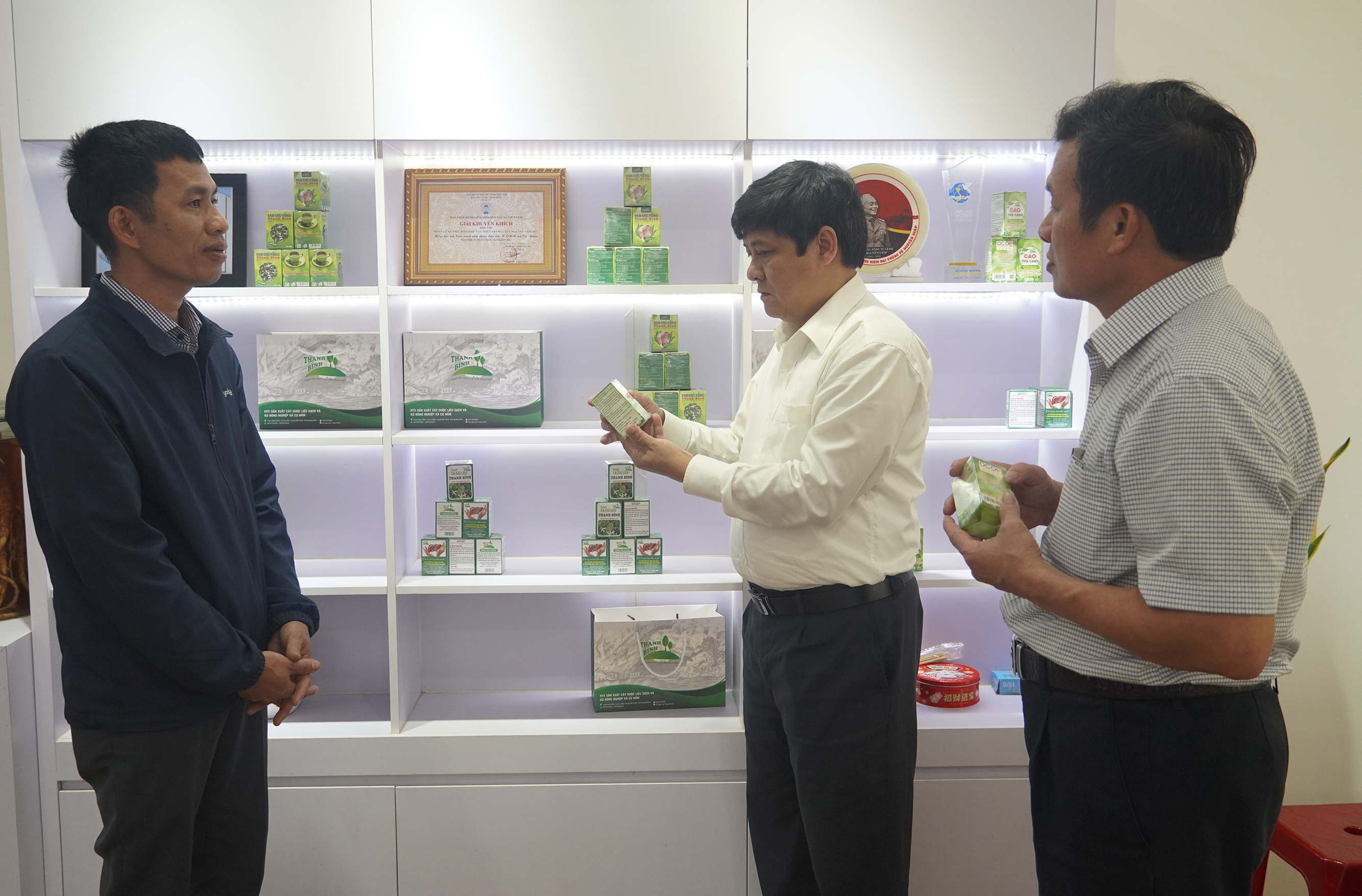 Lãnh đạo huyện Bố Trạch thăm mô hình sản xuất sản phẩm OCOP của HTX Sản xuất cây dược liệu sạch và kinh doanh nông nghiệp Cự Nẫm.