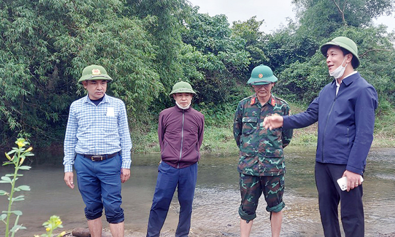 Lãnh đạo Huyện ủy Tuyên Hóa kiểm tra công tác bảo vệ rừng.
