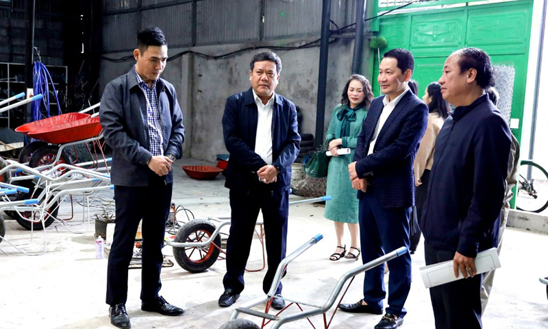 Bí thư Thành ủy Đồng Hới Trần Phong thăm, động viên các cơ sở sản xuất công nghiệp.