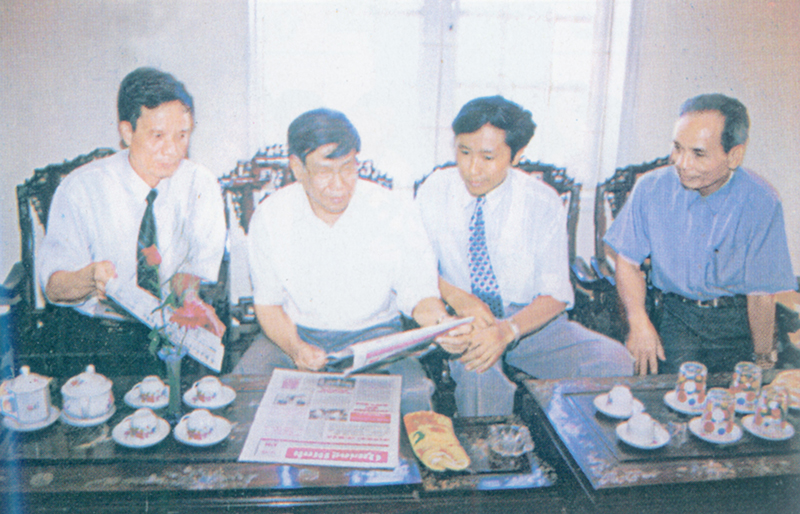 Đồng chí Lê Khả Phiêu, Tổng Bí thư BCH Trung ương Đảng xem Báo Quảng Bình nhân dịp về thăm tỉnh, tháng 7/1998. Ảnh: TƯ LIỆU