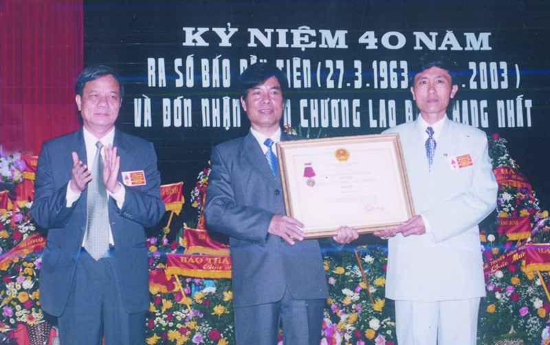Báo Quảng Bình đón nhận Huân chương Lao động hạng Nhất, năm 2003. Ảnh: TƯ LIỆU